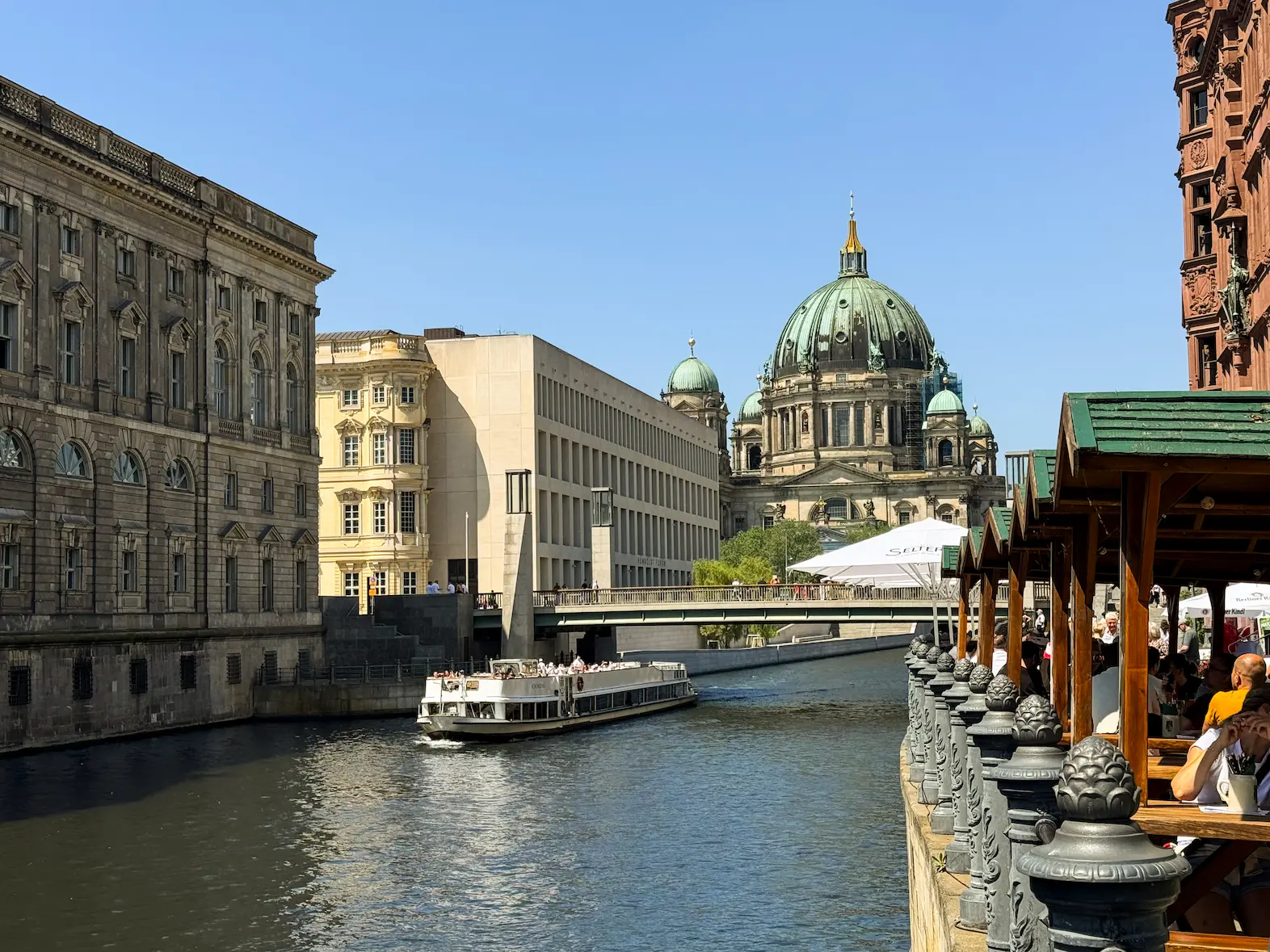 Nikolaiviertel Spree Berlin